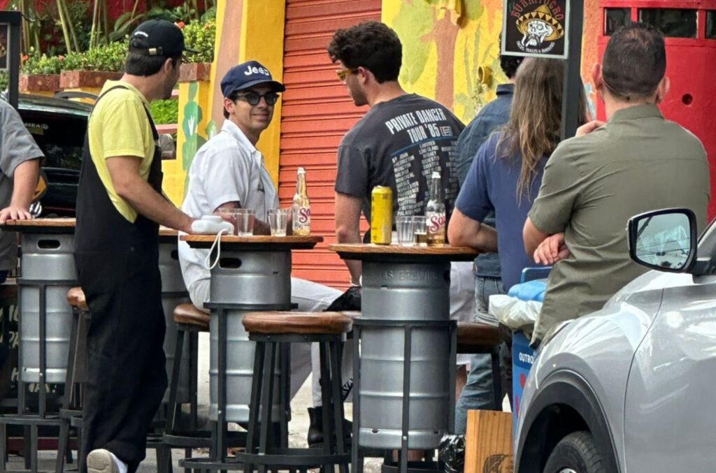 Jonas Brothers passeiam por São Paulo depois de show; veja fotos 1 jonas 1