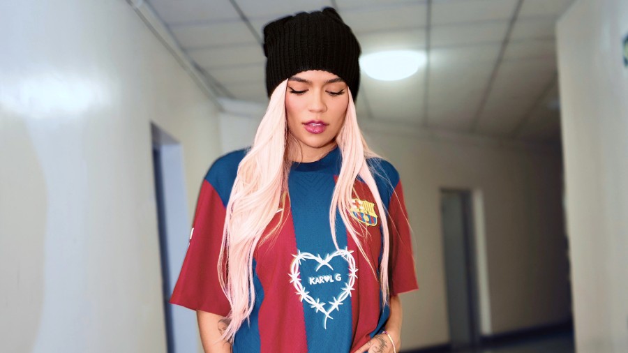 Karol G vai estampar nova camiseta do Barcelona; veja foto