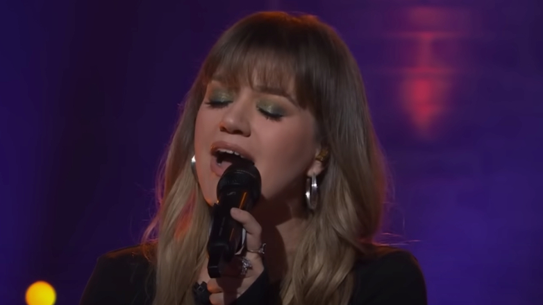 Kelly Clarkson encanta público com versão de ‘Over the Rainbow’; assista ao vídeo