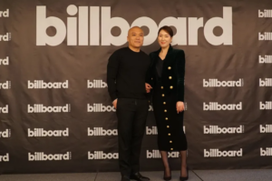 Mike Van, presidente da Billboard, e Yuna Kim, editora-chefe e CEO da Billboard Korea (Divulgação)
