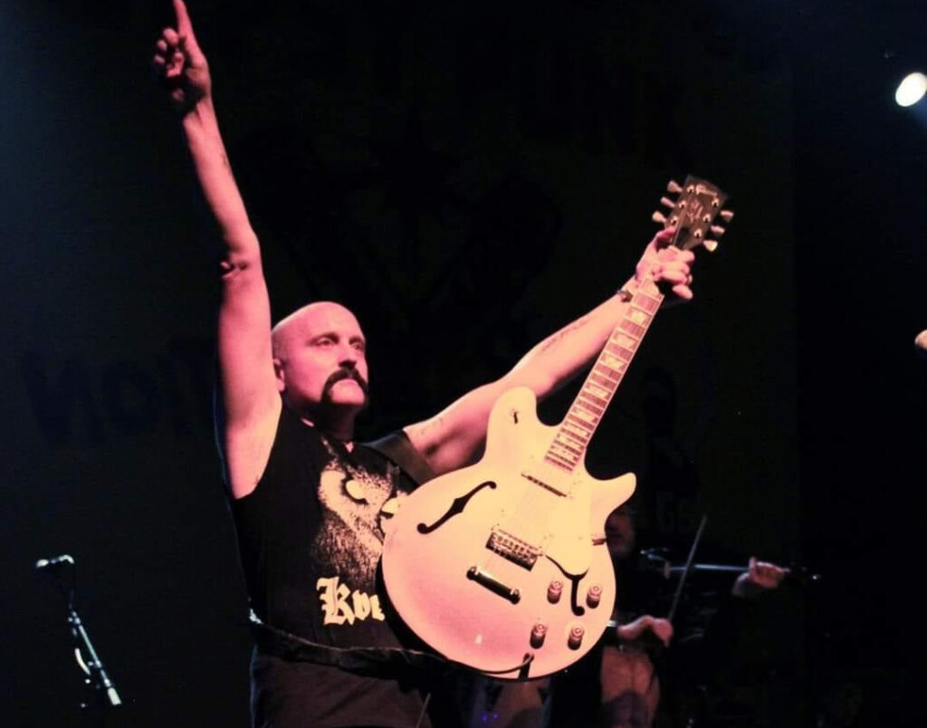 Michael Ward, ex-guitarrista das bandas Wallflowers e School of Fish, morre aos 57 1 ward