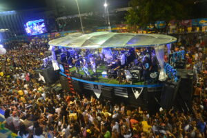 O trio elétrico Navio Pirata, do BaianaSystem, em meio a um furdunço em Salvador