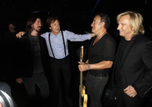 Paul McCartney com Bruce Springsteen durante a cerimônia do Grammy, em 2012, em Los Angeles