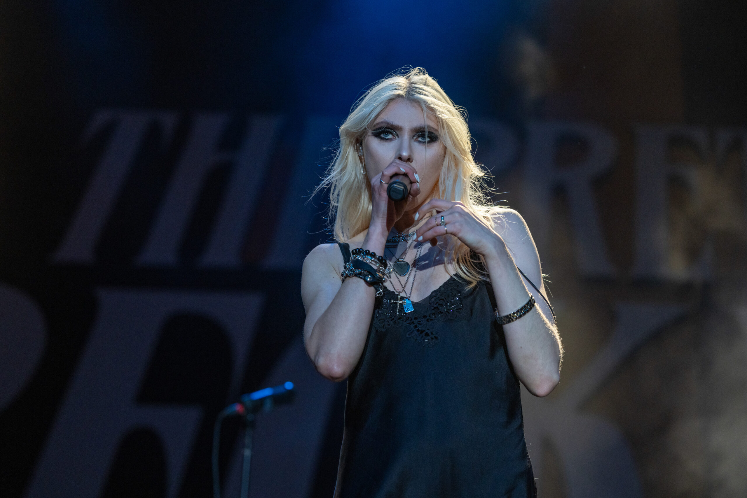 Taylor Momsen leva mordida de morcego em show: ‘Momento rock and roll’