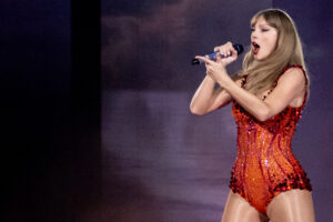 A cantora Taylor Swift em show em Paris