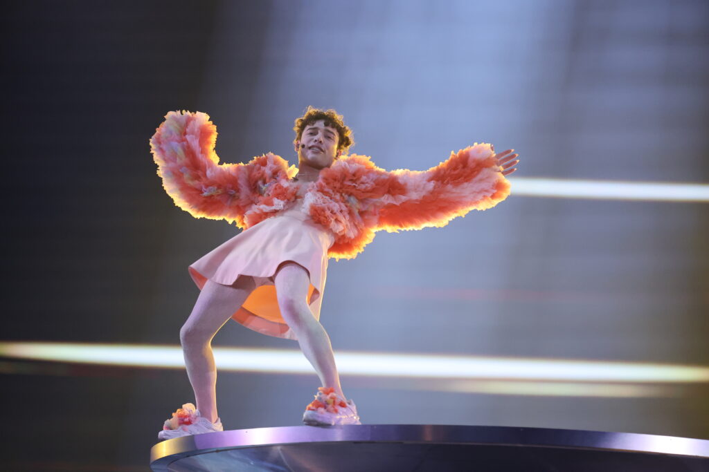 Nemo se apresenta na final do Eurovision 2024