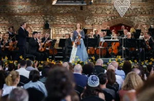 Filarmônica de Berlim se apresenta na Geórgia com "Europakonzert"; ao centro, a violinista Lisa Batiashvili.
