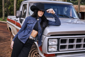 Ana Castela e sua caminhonete