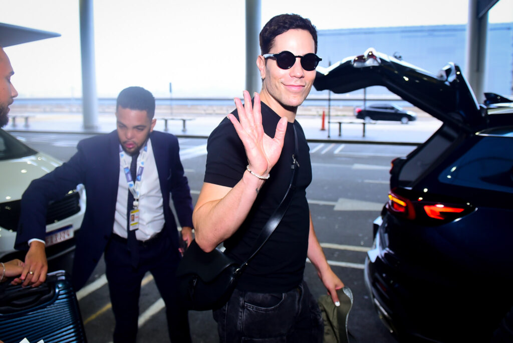 Christian Chavez, do RBD, é recebido por fãs ao chegar no Brasil 1 Christian Chavez