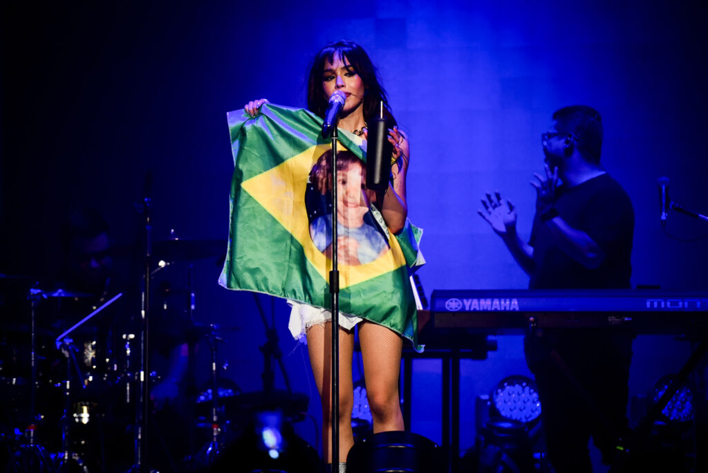 Danna com bandeira do Brasil com foto de sua personagem Maria Belém