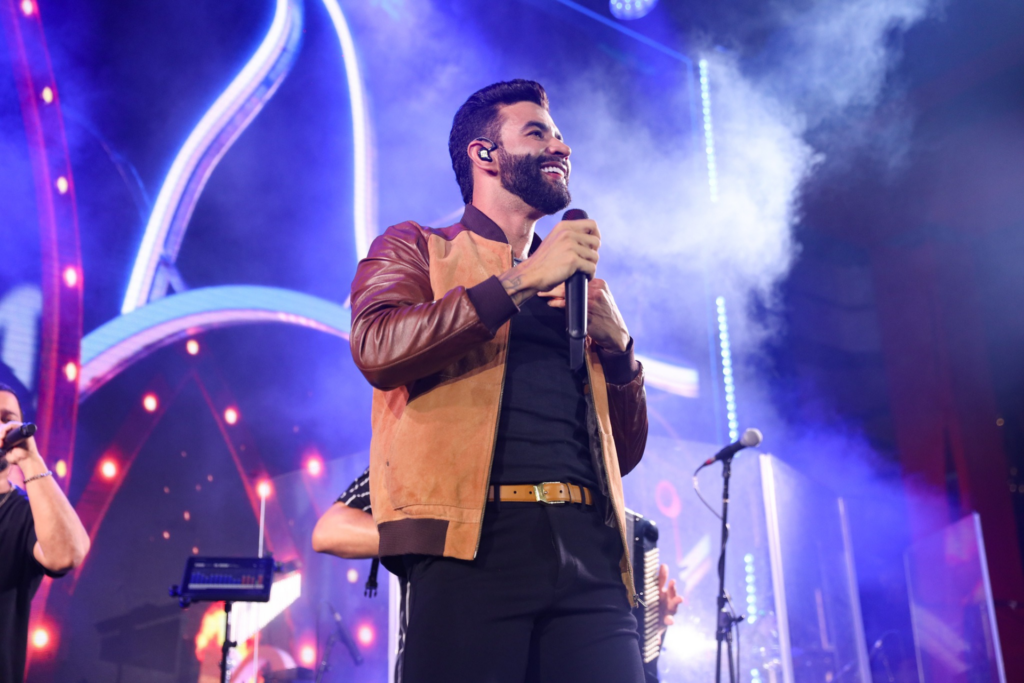 Gusttavo Lima ostenta 'jatinho de rodas', veja detalhes do novo veículo do embaixador 1 Depois de ostentar jatinho no céu, Gusttavo Lima se presenteou com um jatinho de rodas