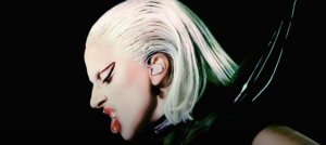 A cantora Lady Gaga em perfomance durante a turnê "The Chromatica Ball"