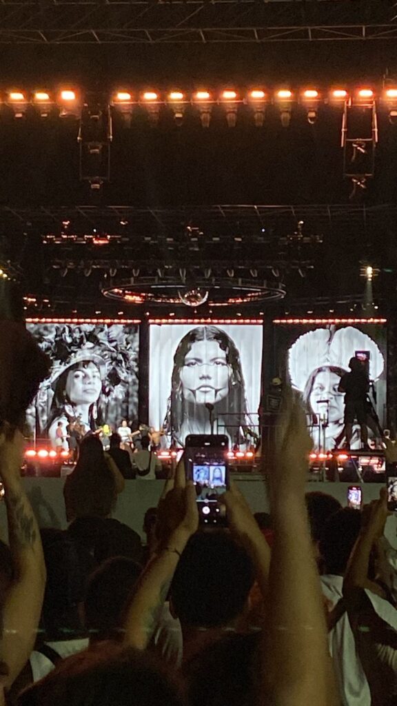 Madonna homenageia brasileiros em ensaio geral na Praia de Copacabana