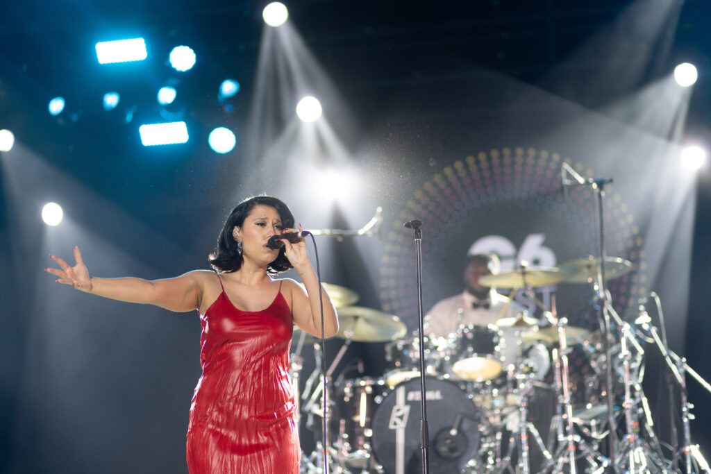 Revelação do novo soul inglês, Raye ainda precisa amadurecer para se tornar lendária 1 L 0193