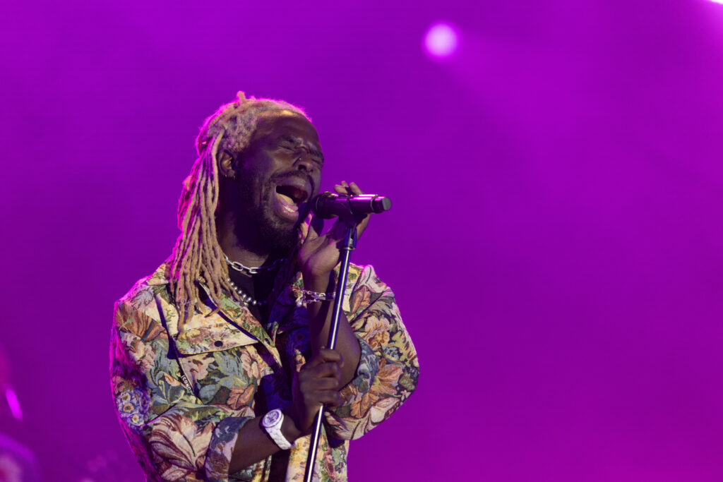 Black Pumas ganha o troféu de show da noite e de Mister Simpatia para Eric Burton 1 L 2274