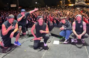 A banda Suicidal Tendencies em um dos últimos shows com o baterista brasileiro Greyson Nekrutman