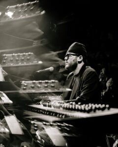 O tecladista Kamaal Williams, acusado de estupro por três mulheres