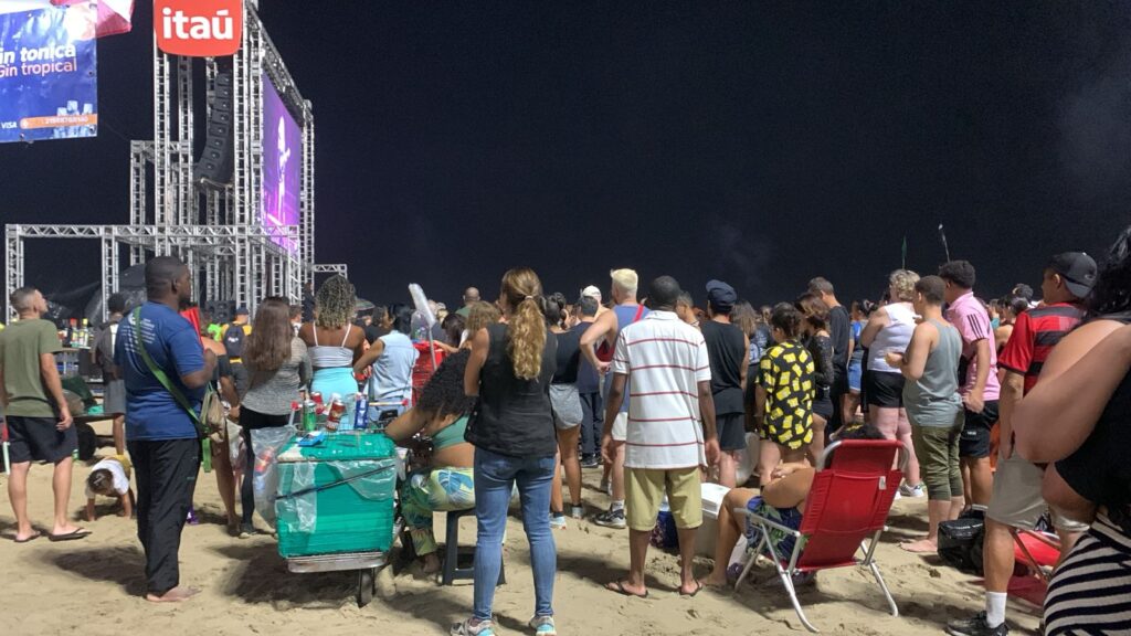 Fora da muvuca: fãs de Madonna se aglomeram em quiosques ou buscam conforto no fundão 1 WhatsApp Image 2024 05 05 at 00.10.48