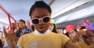 Cena do vídeo de "The Spark" que, agora, ultrapassa os oito milhões de visualizações