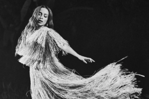 A cantora Anitta no clipe de "Aceita".