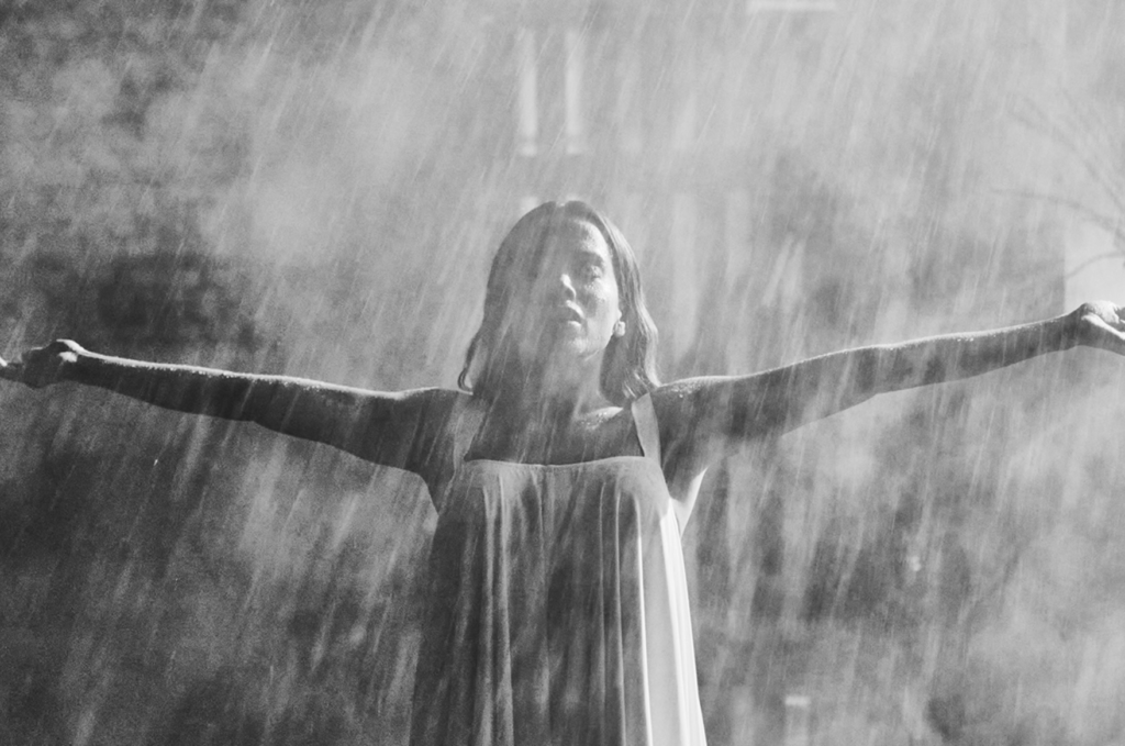 Anitta sobre intolerância: 'Devemos usar nossa voz do que apenas ganhar dinheiro' 1 A cantora Anitta em cena do videoclipe de "Aceita"