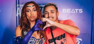 Anitta ao lado de Gabriel Carvalho, em 2023. A cantora lamentou a morte do fã de 23 anos.