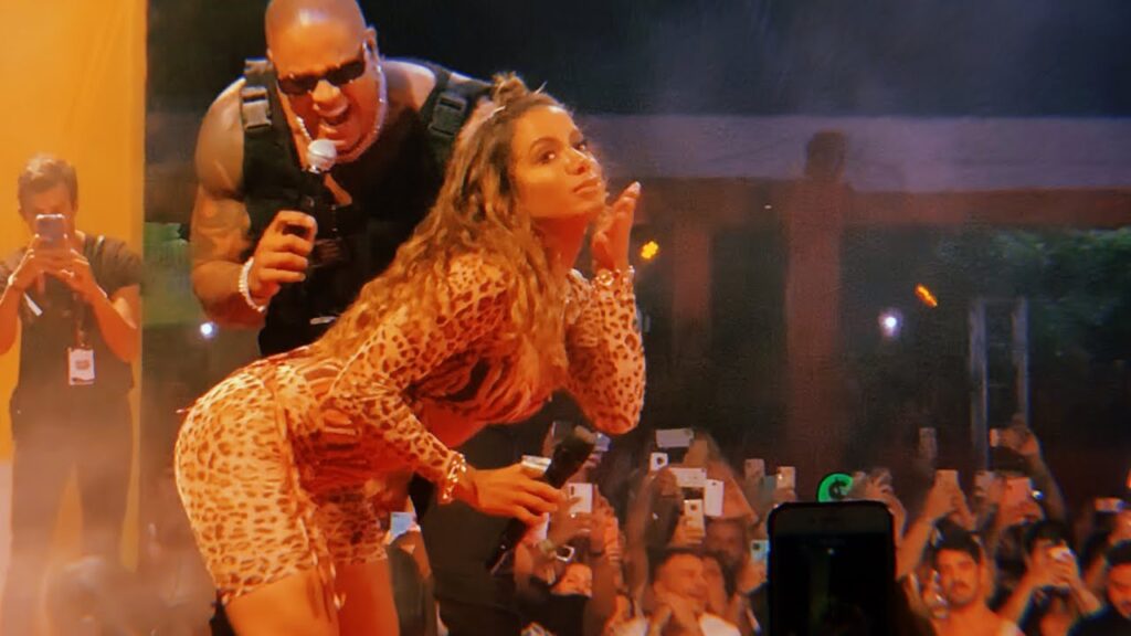 Anitta antecipa Léo Santana e confirma 'feat' em pagodão misturado com funk de BH 1 O cantor Léo Santana divulgou nova canção e Anitta confirmou presença