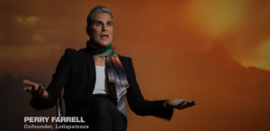 Perry Farrell, criador do Lollapalooza em cena do documentário sobre o festival