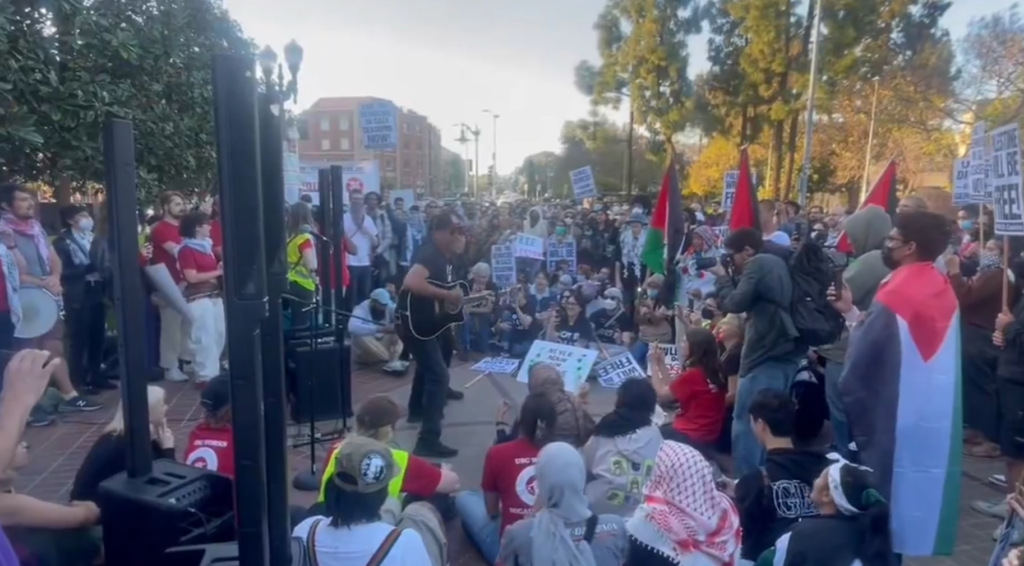 'Killing In The Name': guitarrista do RATM toca em acampamento pró-Palestina 1 Tom Morello, do Rage Against The Machine, em acampamento pró-Palestina