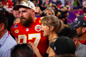 Travis Kelce é jogador de futebol americano e namorado de Taylor Swift