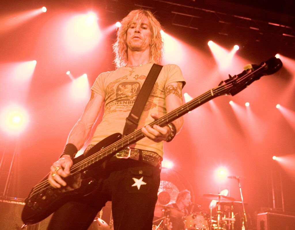 Produtores de 'Simpsons' desmentem história de músico do Guns'n'Roses 1 Duff McKagan, do Guns, em apresentação de seu projeto anterior, o Velvet Revolver (Reuters)