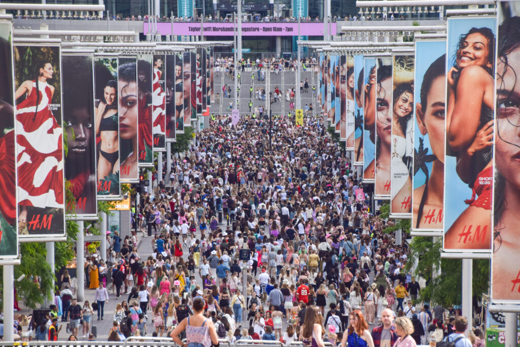 Fãs lotam os arredores do estádio Wembley antes do primeiro show de Taylor Swift em Londres