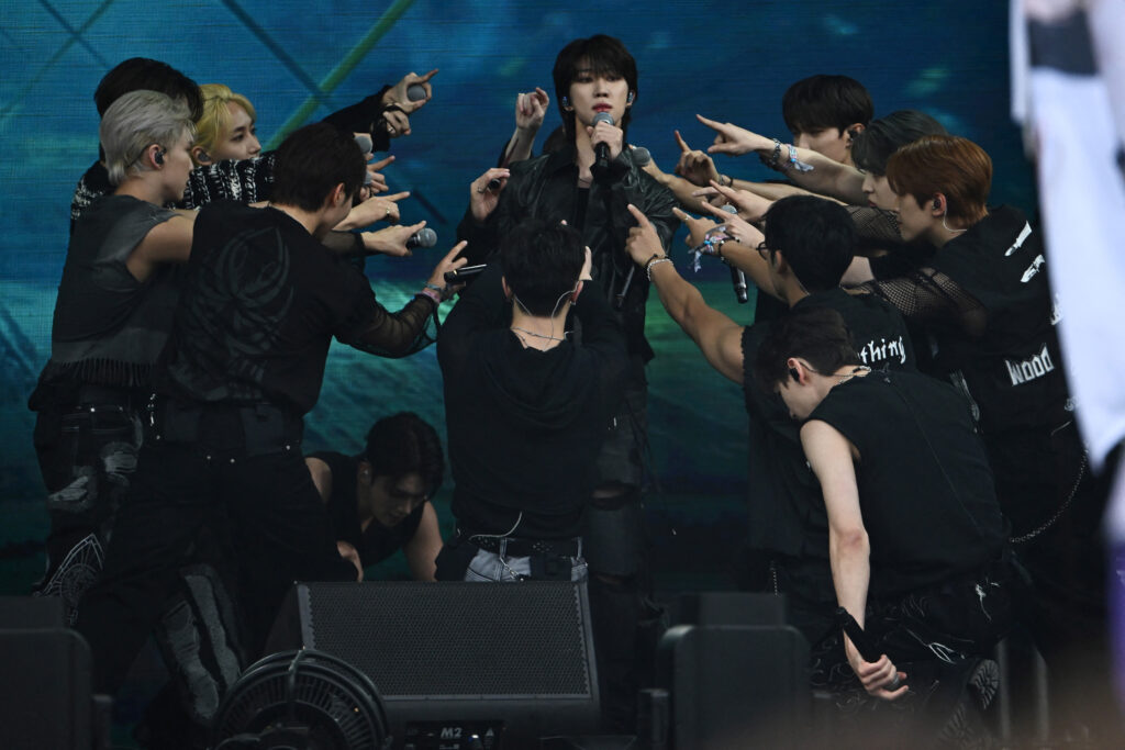 Seventeen no Glastonbury: imprensa destaca apresentação kpop no festival 1 O grupo kpop Seventeen durante performance no Glastonbury: público menor do que esperado, mas perfomance cativante