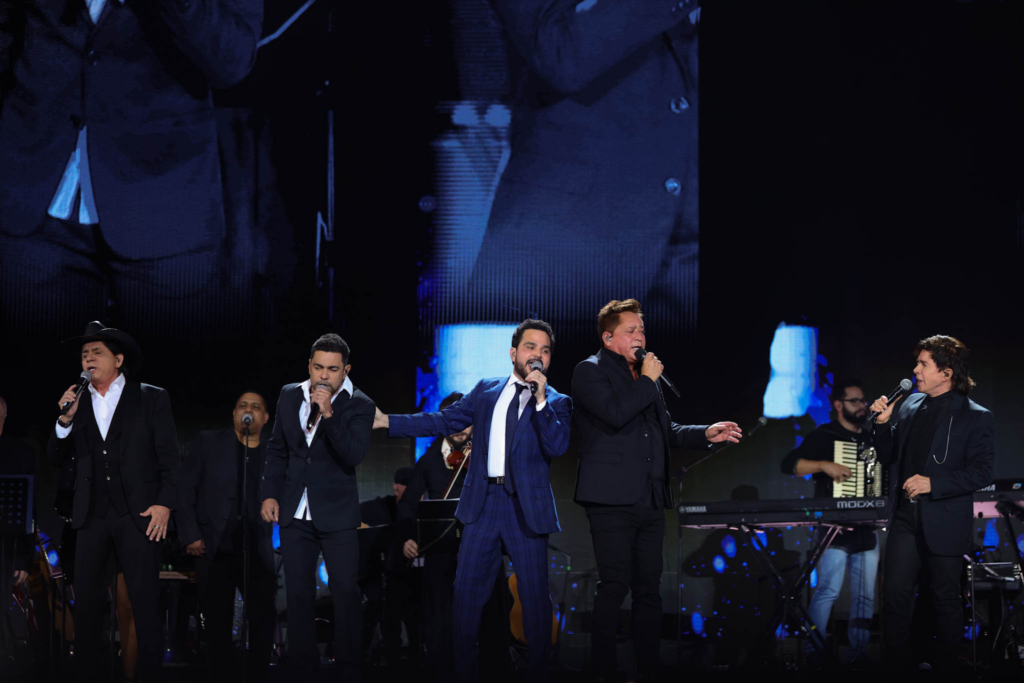 Salve o Sul: Amigos promovem noite nostálgica no primeiro dia do festival 1 Chitãozinho, Zezé Di Camargo, Luciano, Leonardo e Xororó no primeiro dia do Salve o Sul