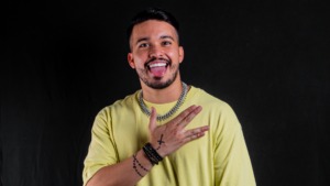 O cantor Vitor Amaral, destaque do forró