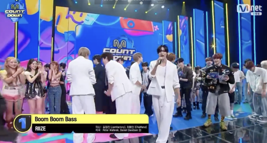 O grupo de kpop RIINZE durante nova apresentação de 'Boom Boom Bass'