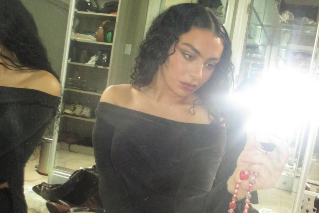 Charli XCX chega ao Brasil e atende fãs 1 Charli XCX fará show único em São Paulo