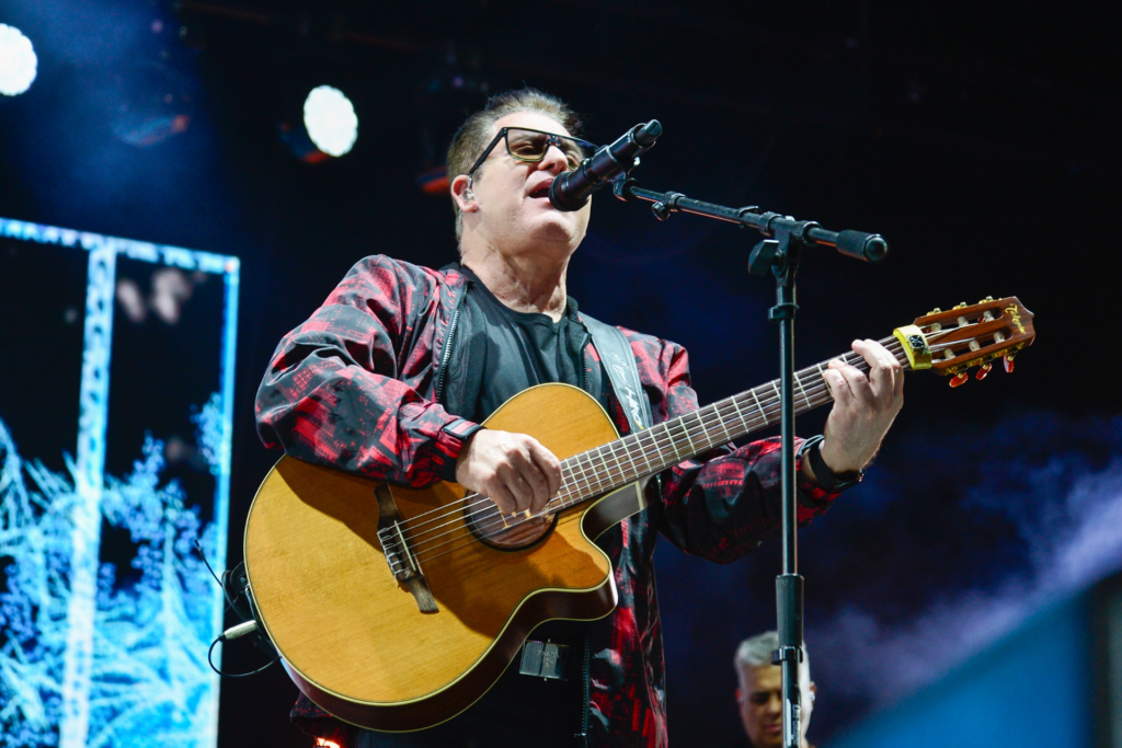 Marrone, da dupla com Bruno, cai do palco durante show em Goiás 1 Marrone, da dupla com Bruno, foi internado em Goiânia