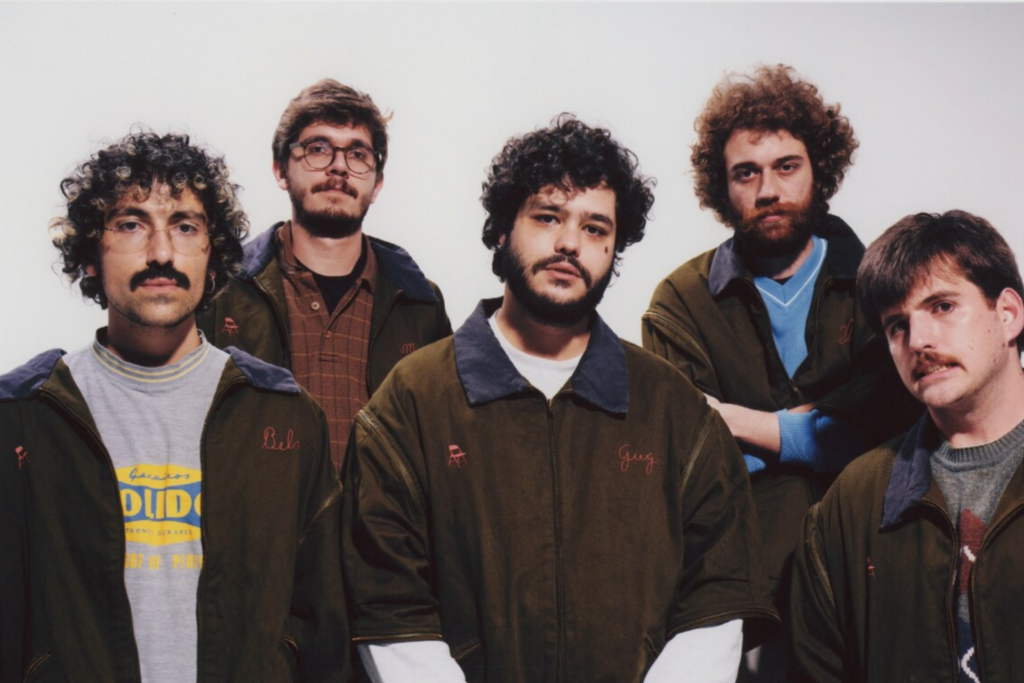 Com novo viral, Jovem Dionisio não teme estigma de banda de TikTok: 'A gente nem usa' 1 A banda Jovem Dionisio voltou a invadir as redes sociais com um novo viral