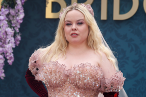 A atriz Nicola Coughlan, de 'Bridgerton' se aventura como cantora