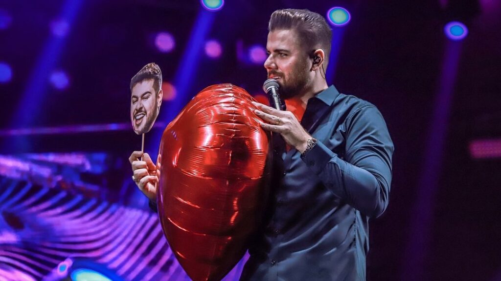 Antes de diagnóstico, Zé Neto tinha preconceito contra depressão 1 O cantor Zé Neto segurando foto de Cristiano, em Votorantim