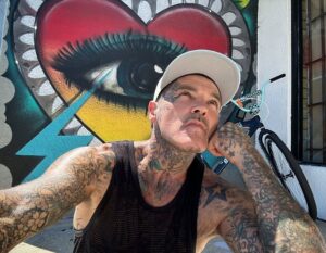 Shifty Shellshock, vocalista do Crazy Town, encontrado morto aos 49 anos