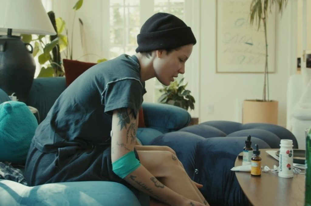 Halsey lança novo single e desabafa sobre a saúde: 'Sorte de estar viva' 1 Halsey