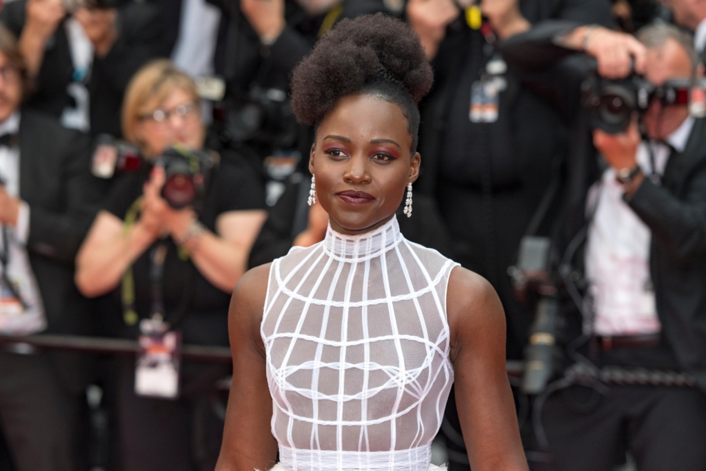 Lupita Nyong revela como convenceu Taylor Swift a usar 'Shake it Off' em filme 1 Lupita Nyong