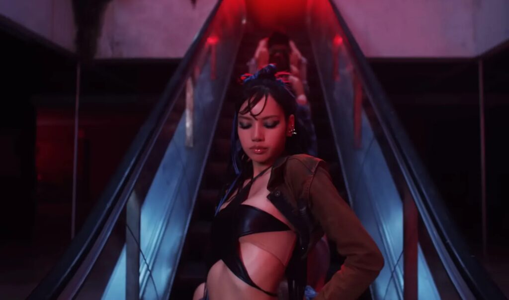 Lisa, do BLACKPINK, estreia entre as mais ouvidas do Brasil com 'Rockstar' 1 Lisa, do Blackpink, no clipe de 'Rockstar'