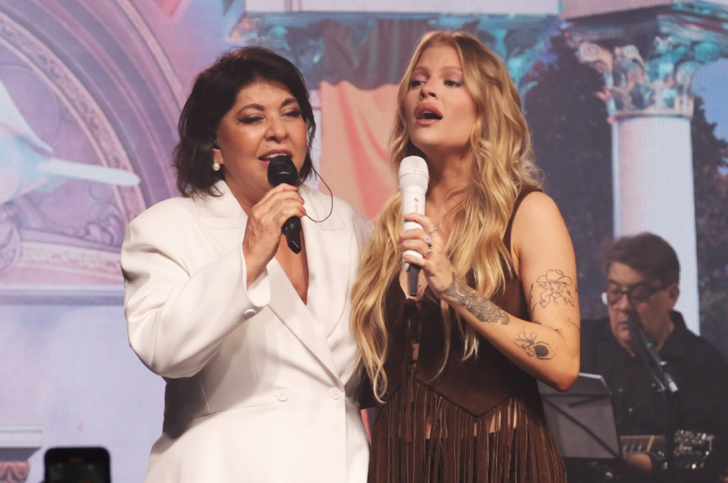 Roberta Miranda e Luísa Sonza lançam 'Majestade, o Sabiá'; ouça agora 1 Roberta Miranda com Luísa Sonza