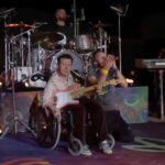 Coldplay recebe ator Michael J. Fox para tocar guitarra em show