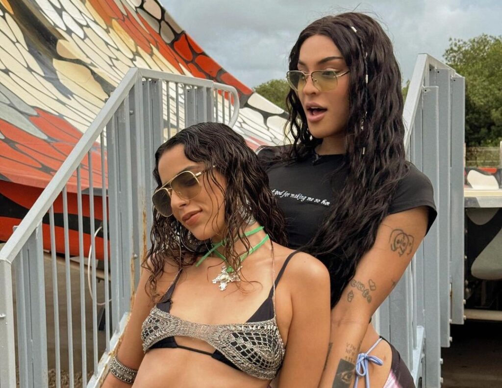 Cansados de inteligência artificial, fãs querem feat de Marina Sena com Pabllo Vittar 1 As cantoras Marina Sena e Pabllo Vittar: nunca gravaram juntas (mas os robôs, sim)