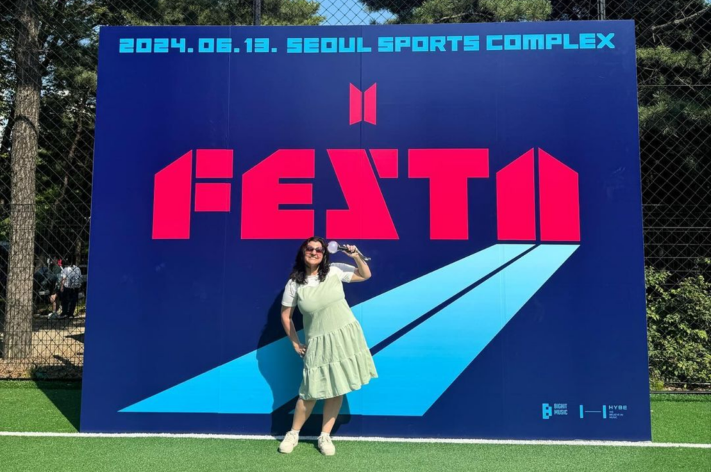 BTS FESTA: brasileira conta como foi participar de evento de aniversário do grupo 1 Rebeca Ferreira participou do BTS FESTA 2024 na Coreia do Sul