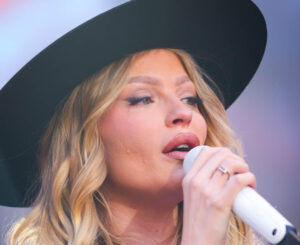 Luísa se emociona no palco